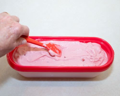 Smoothing ice cream in freezer container