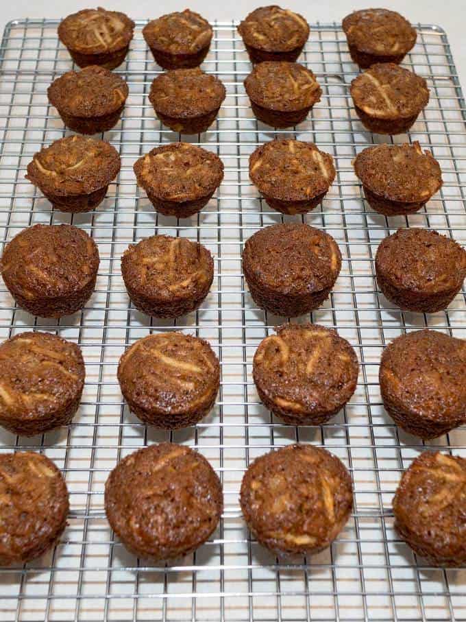Cooling mini muffins