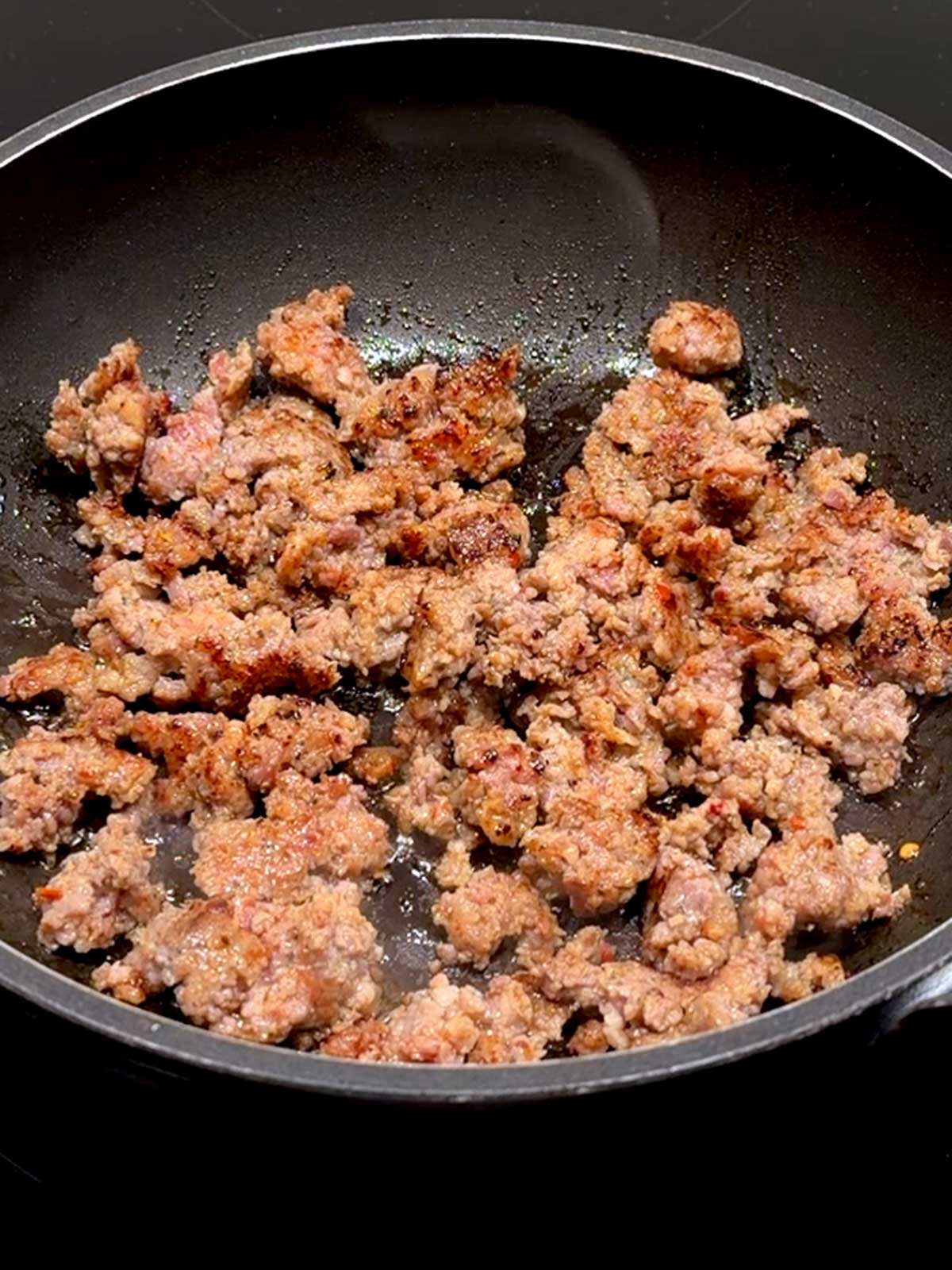 Cooked sausage in the pan.