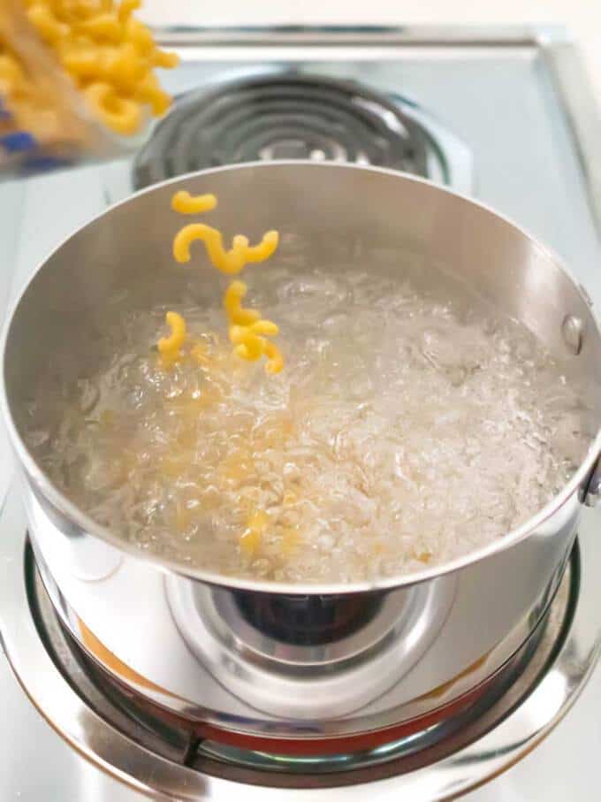 Cooking macaroni in salted water
