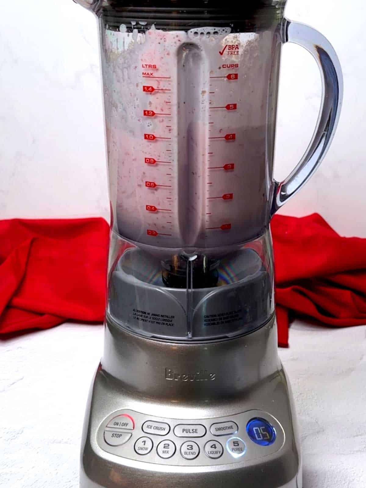 Puréeing the ingredients for the smoothie in the blender.