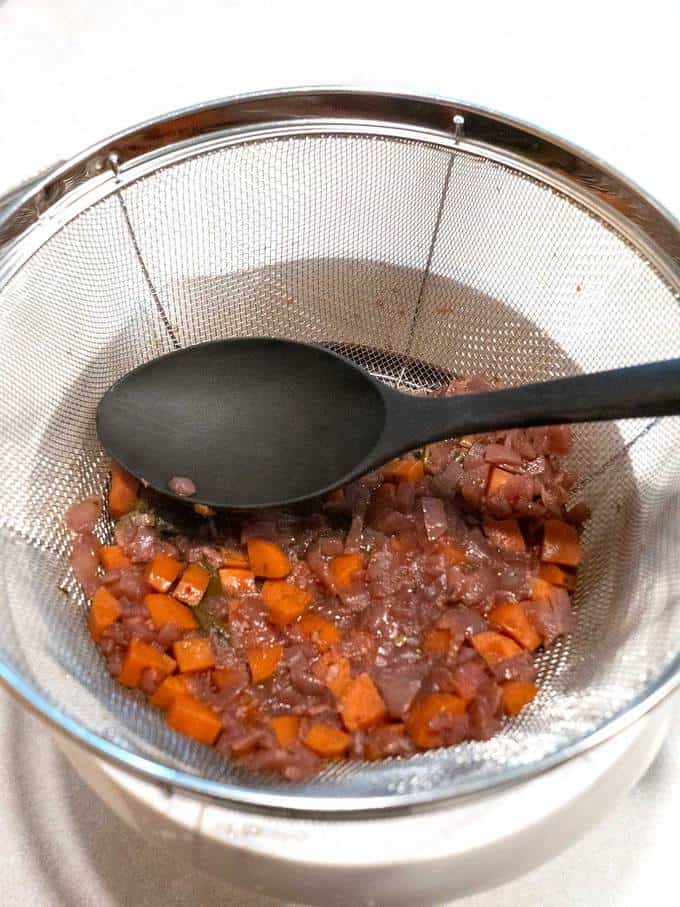 Pressing wine sauce from onions and carrots