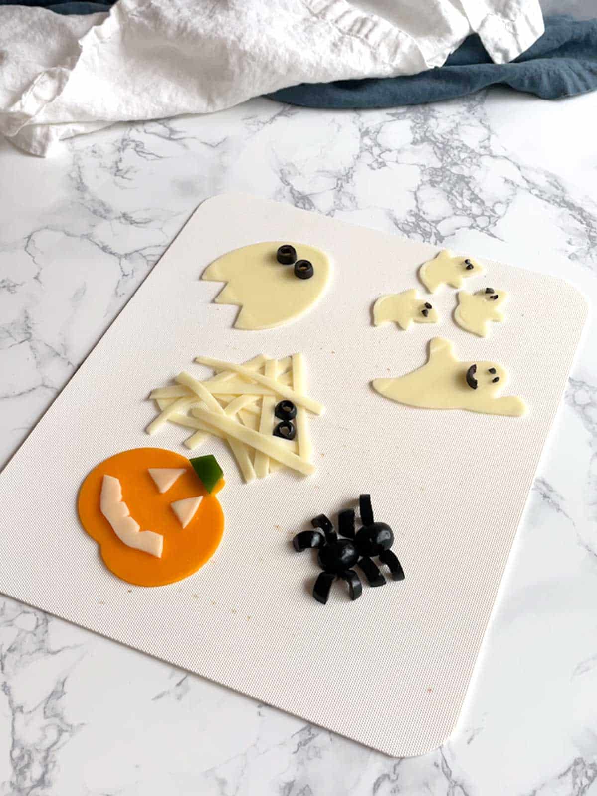 Decorated cheese for mini pizzas