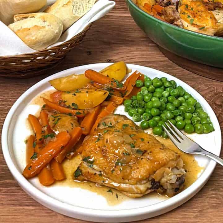 Braised chicken thighs with vegetables.