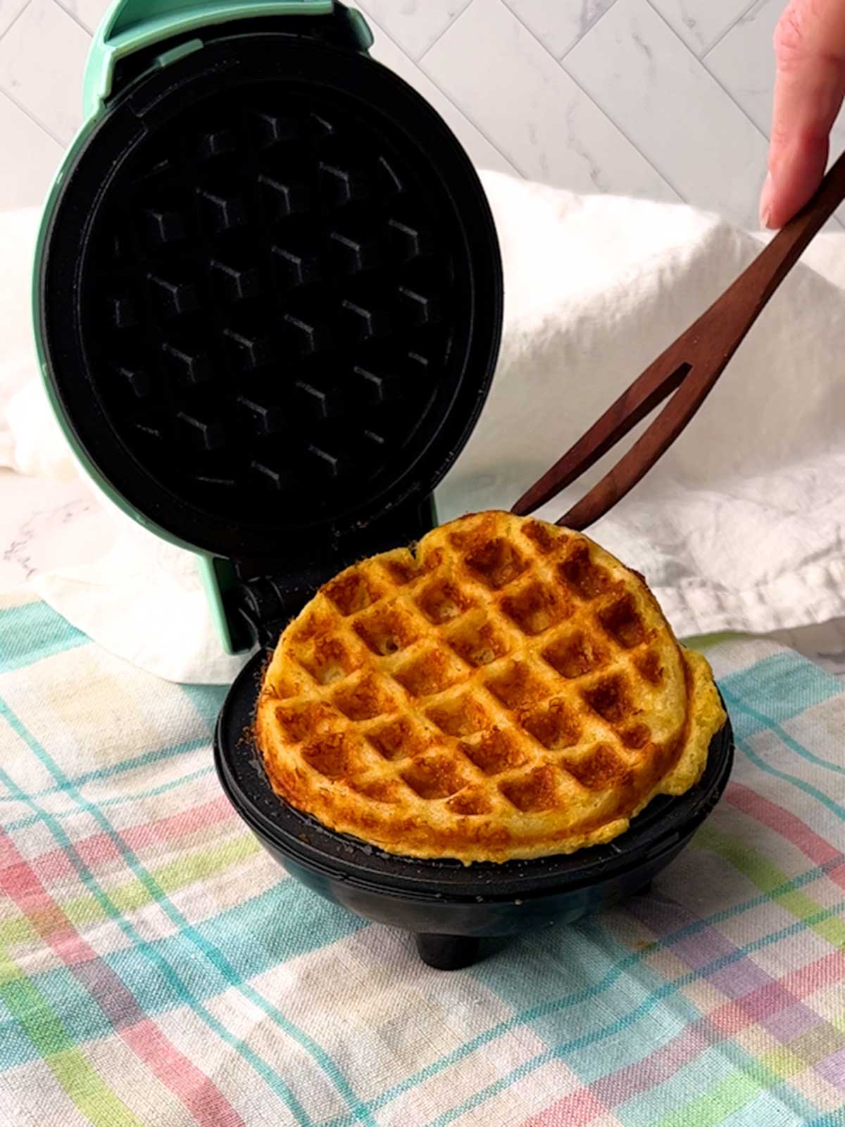 MINI WAFFLE MAKER BLACK & SAMPLE CORNBREAD