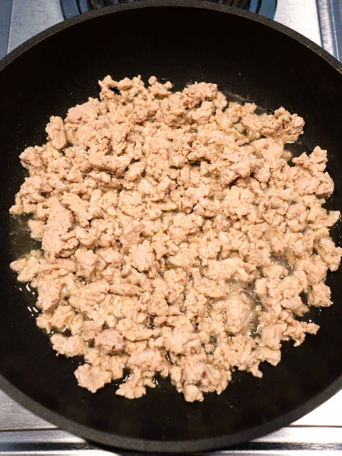 Cooked chicken in skillet.