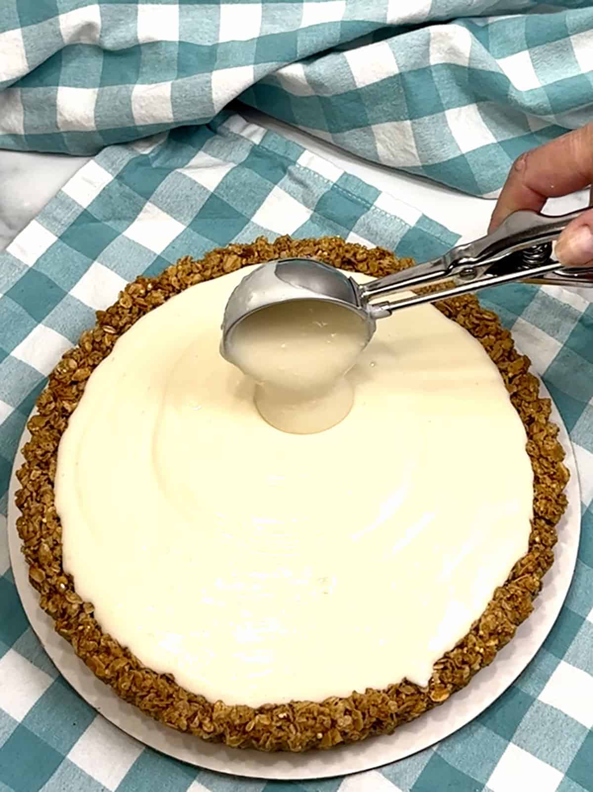 filling crust with yogurt mixture