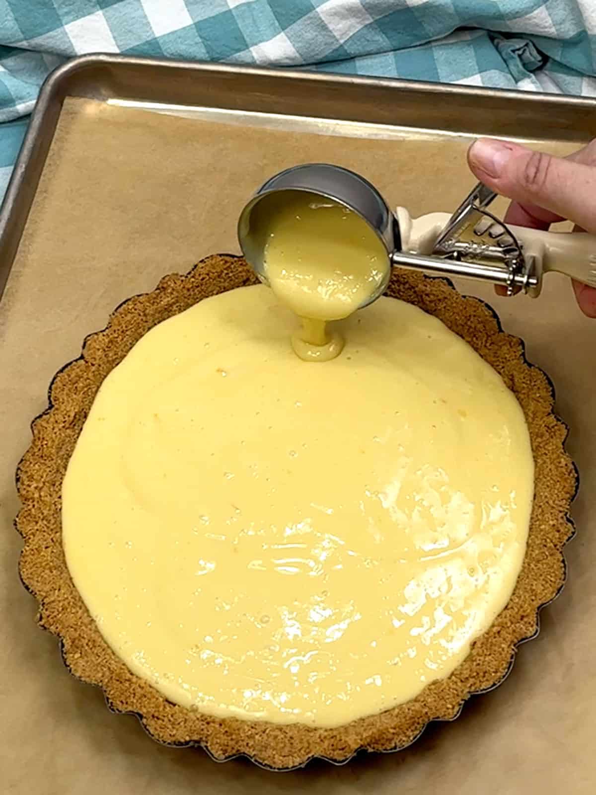 adding key lime filling to baked crust