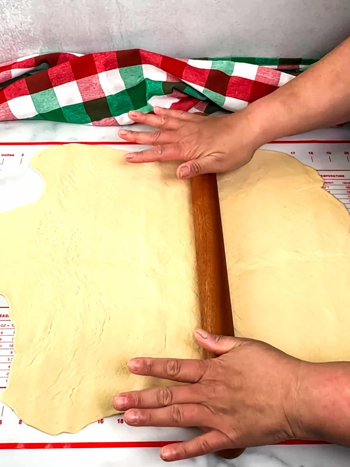 Rolling pizza dough