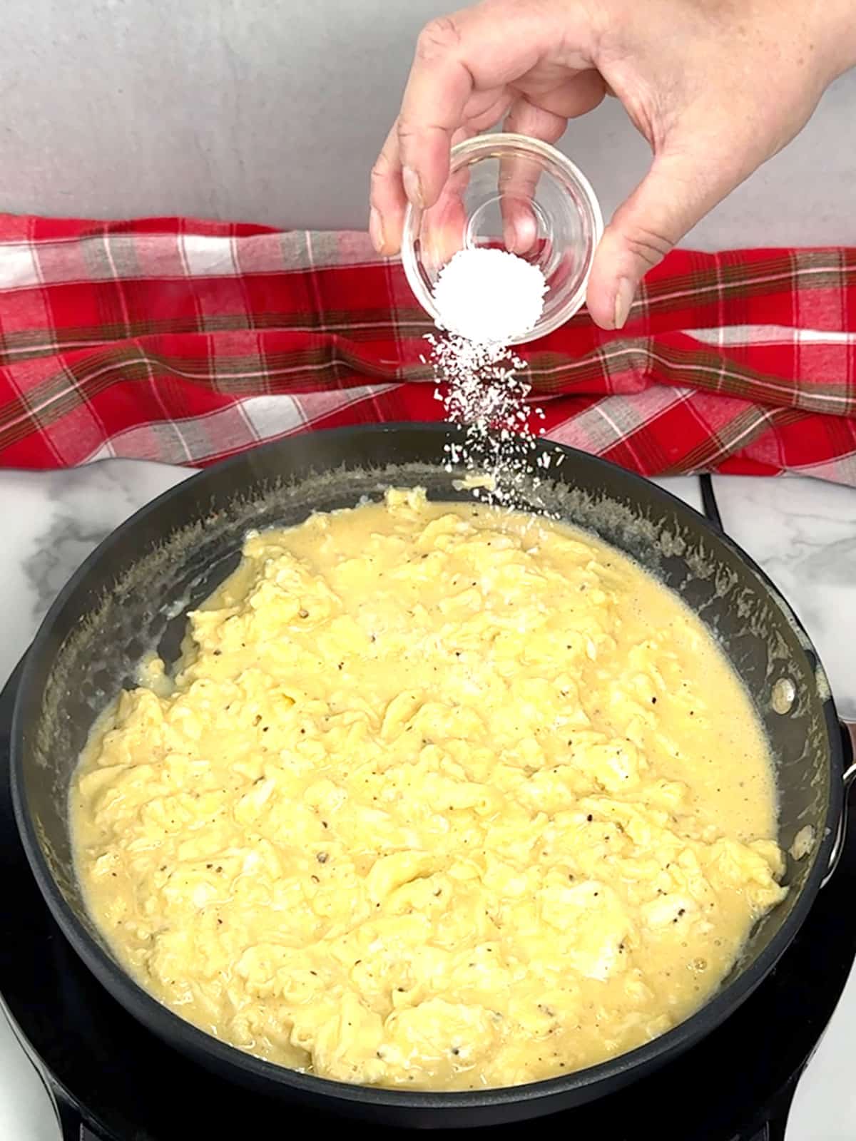 adding salt to scrambled eggs