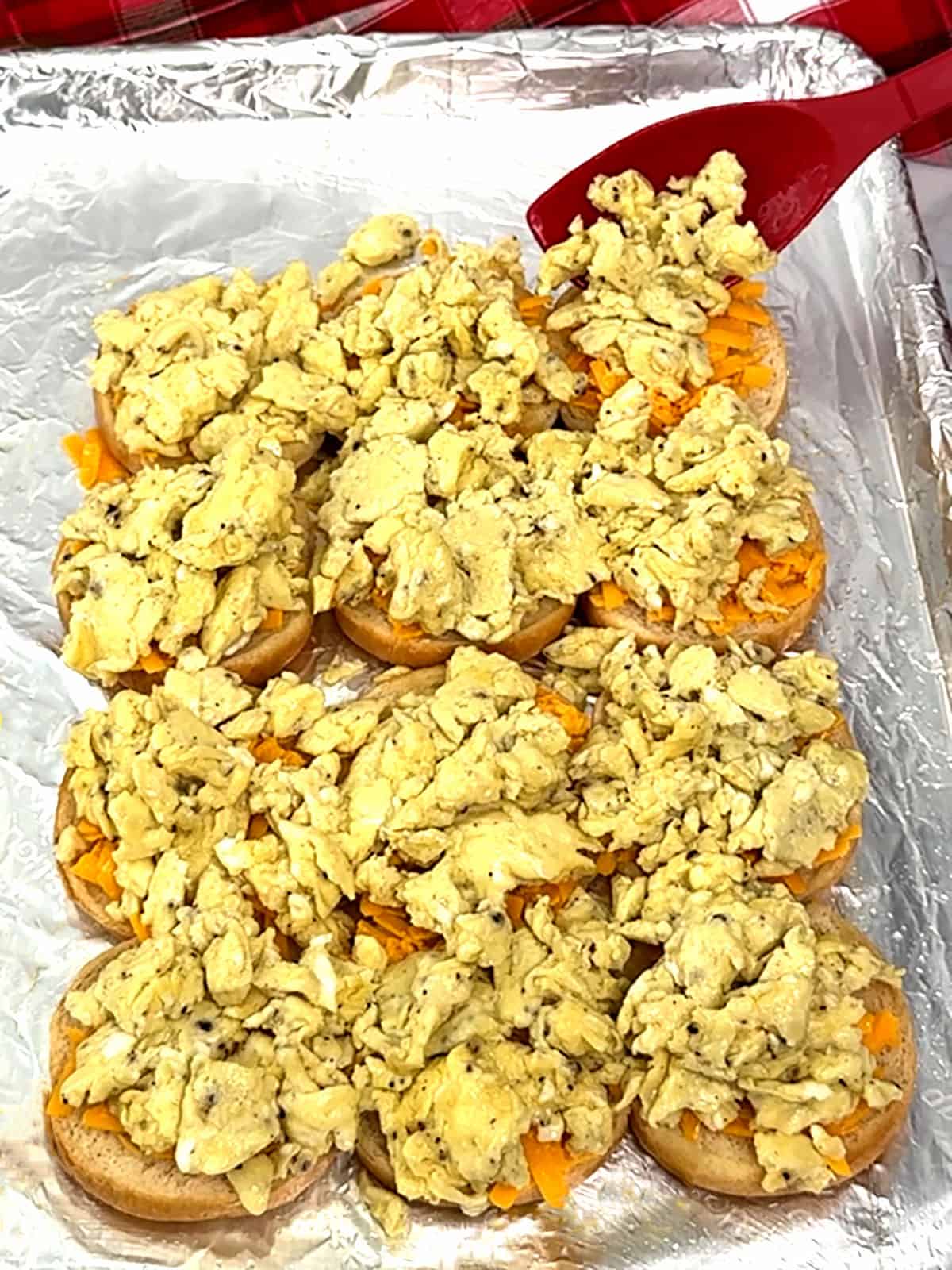 placing scrambled eggs on slider buns