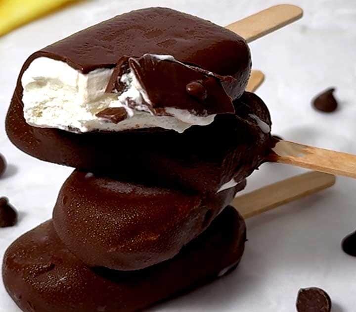 Mini ichocolate-dipped ce cream bars.