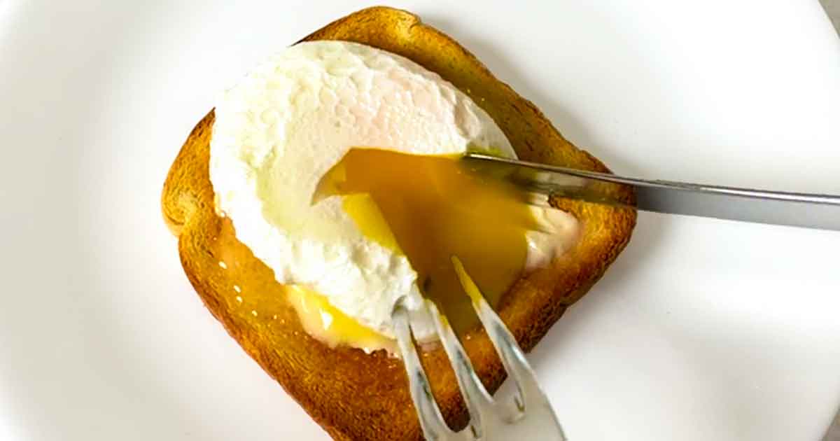 Cutting open poached egg.