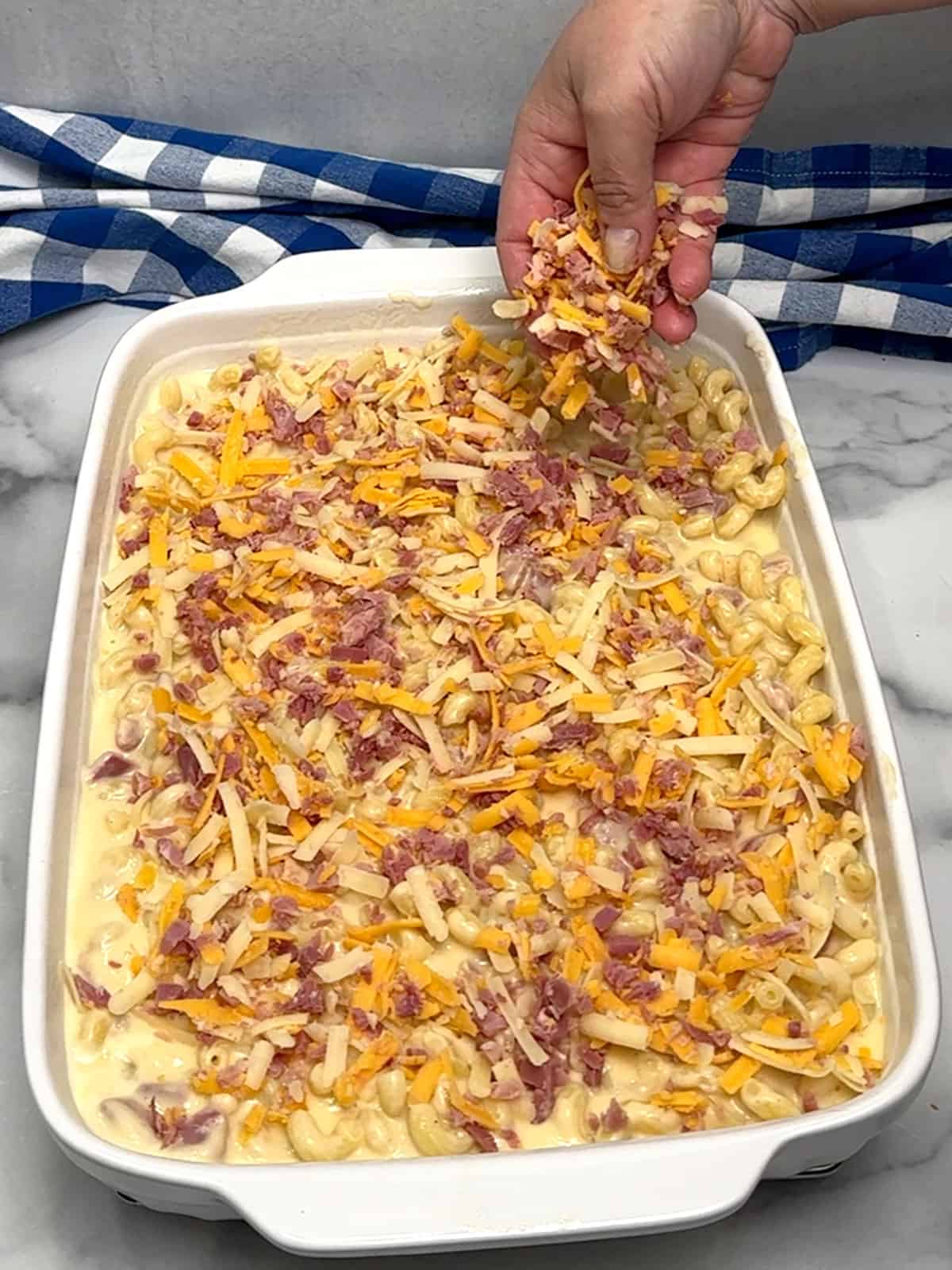 topping Ultimate Baked Macaroni and Cheese with Ham with remaining cheese and ham