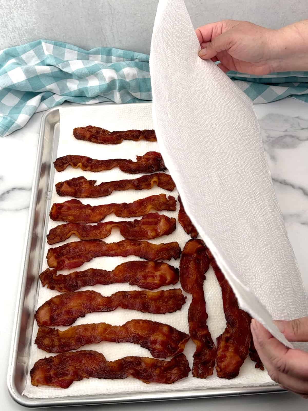 covering cooked bacon with paper towels
