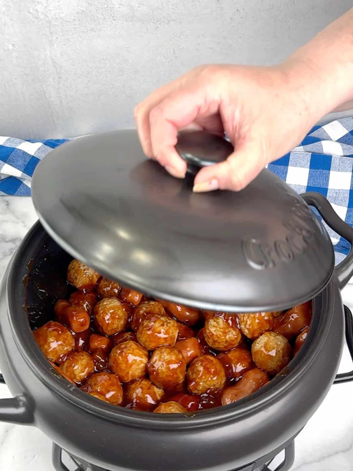 placing lid on crockpot