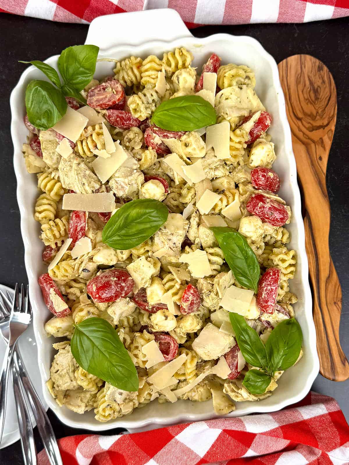 Quick and Easy Pesto Chicken Caprese Pasta Salad