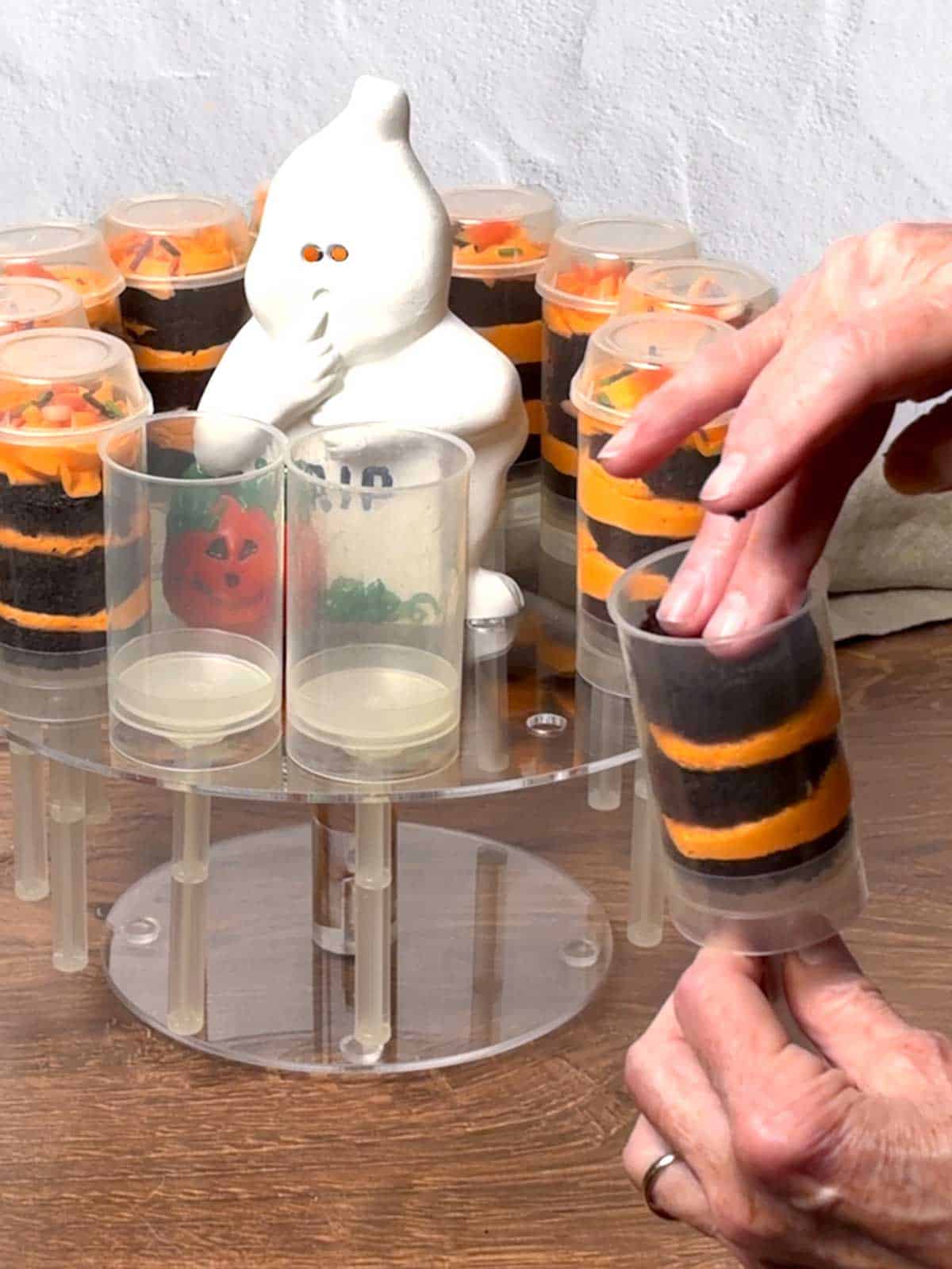 Adding final cake round to the push pop container.
